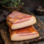 Slănină afumata cu boia